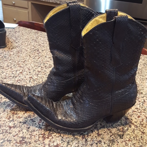 very pointy cowboy boots